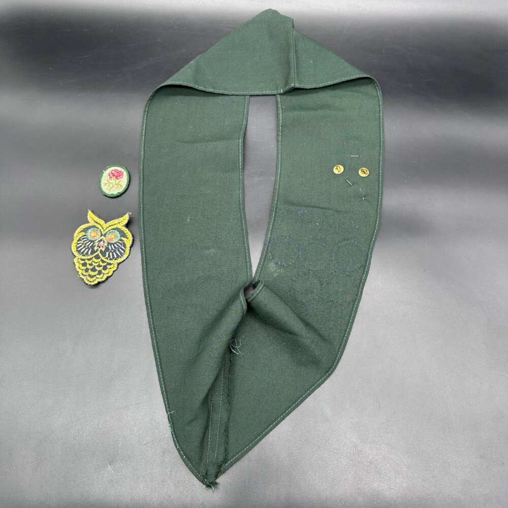 Vintage Girl Scout Sash 1960s Patches Pins Badges Green Fabric Mid Century Retro - Picture 2 of 8